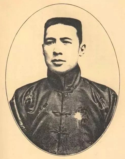 底层白色半圆券柱廊细部
