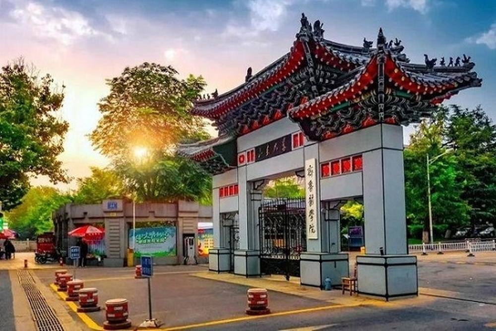 校友门：1924年千名校友捐建的校门