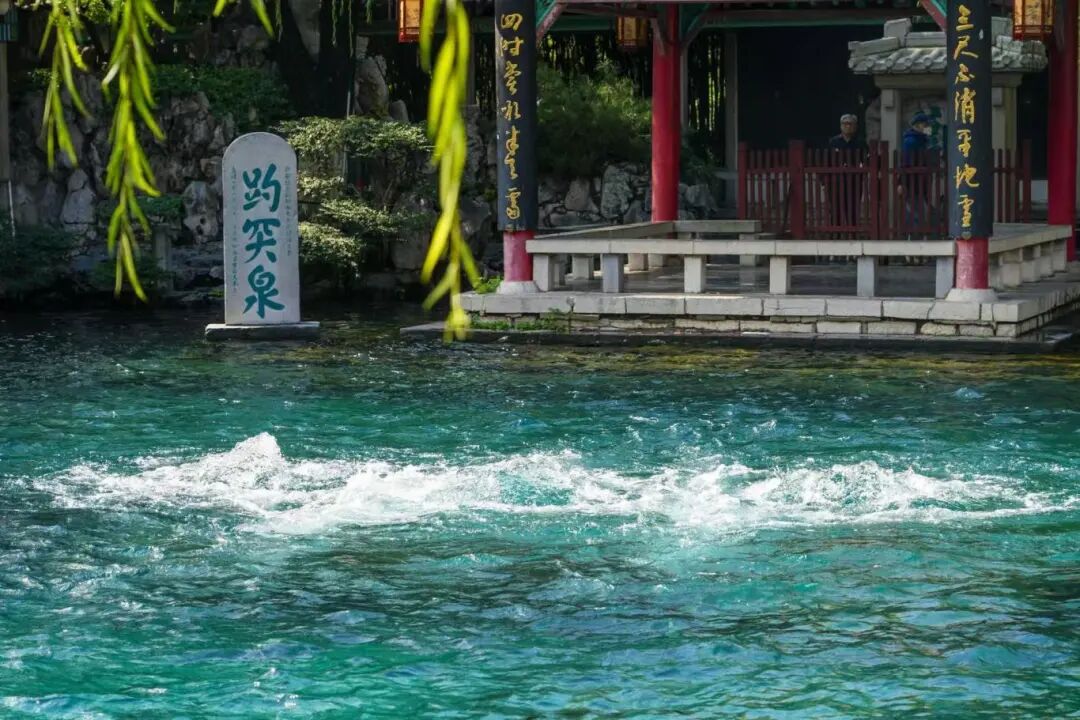 黑虎泉公园东侧的免费泉水取水点，市民自带水桶排队接取生水