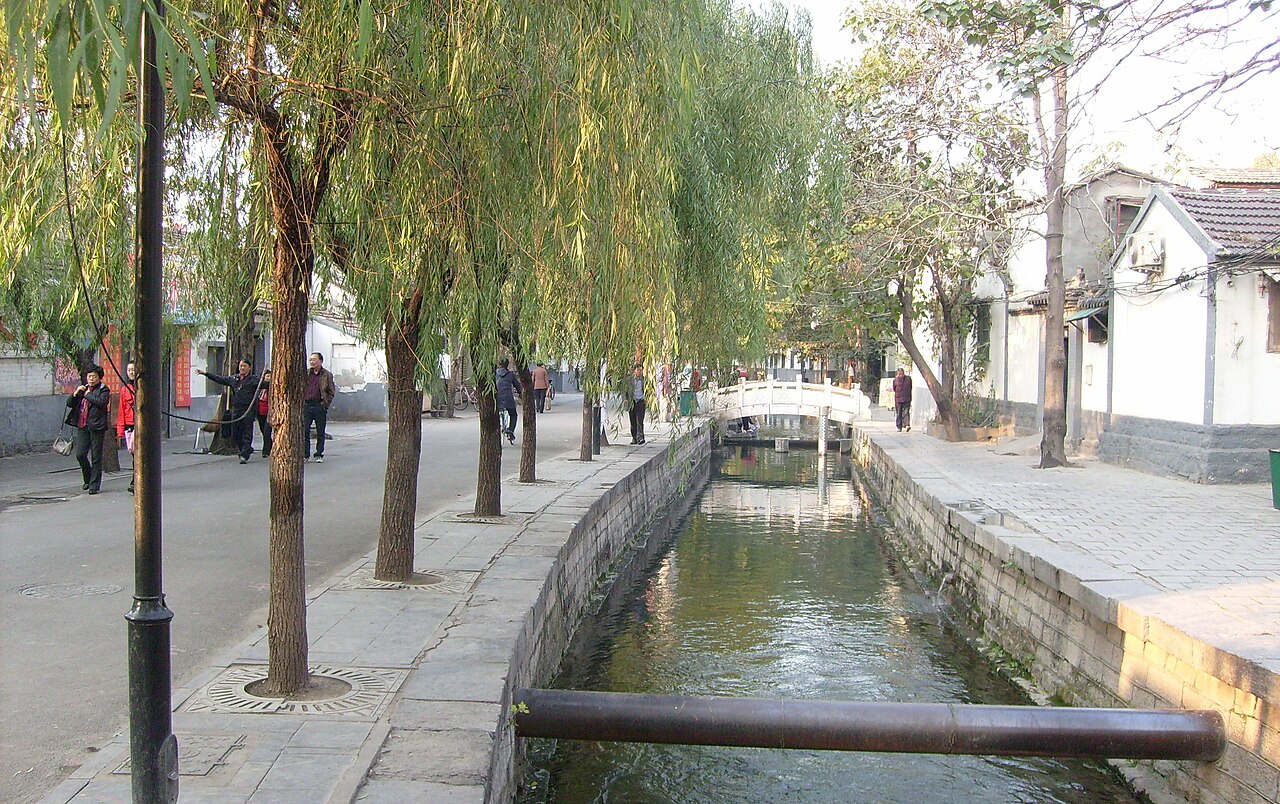 曲水亭街全景：泉水明渠穿街而过，两岸是传统民居