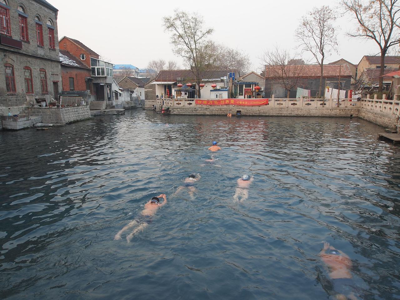 王府池子冬季景象，石岸和池面关系清晰