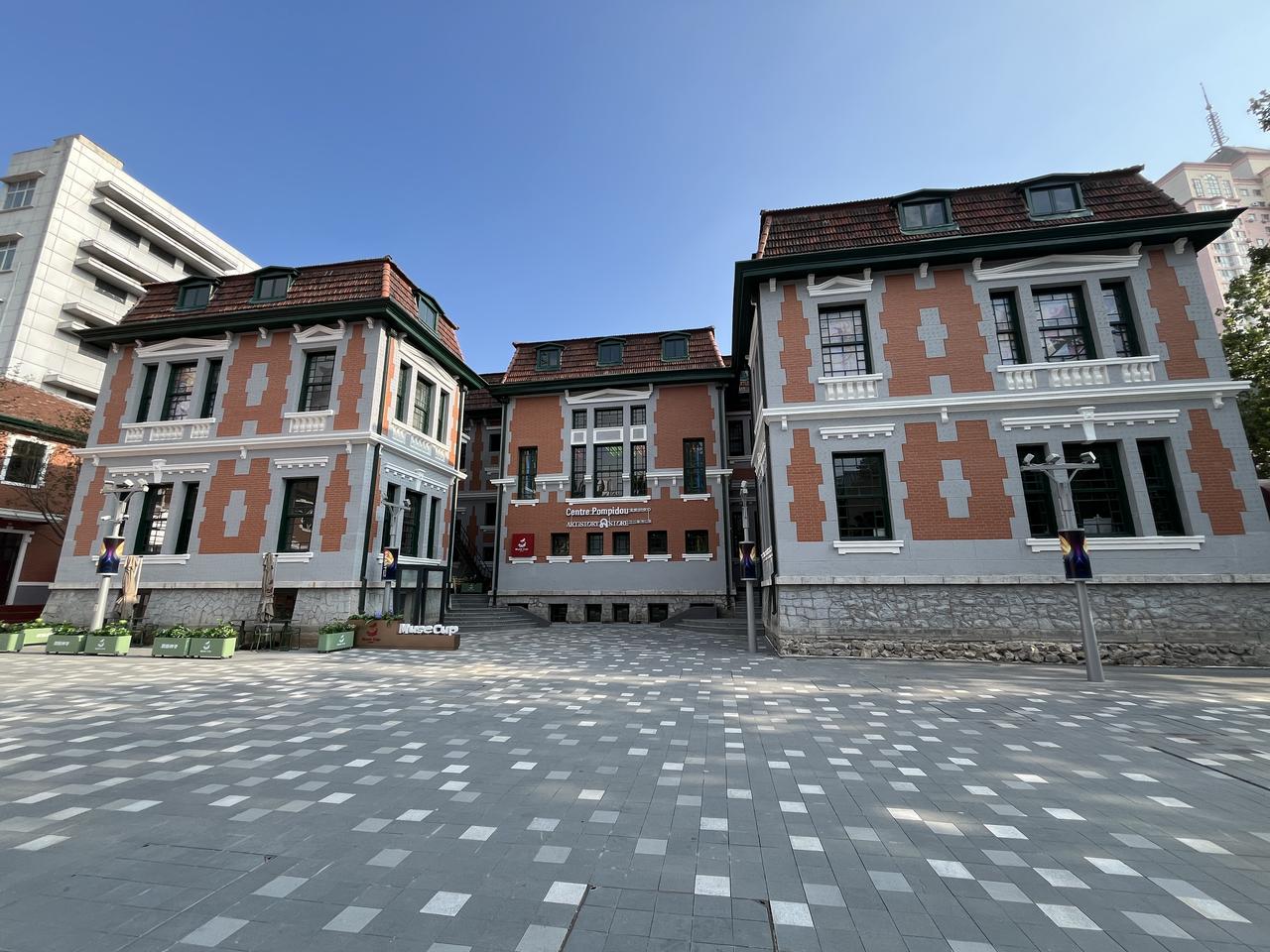 蓬皮杜中心主题店外部庭院：历史建筑与新业态的共存