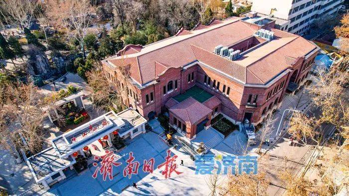 济南开埠博物馆外立面，灰白色建筑位于中山公园北门西侧