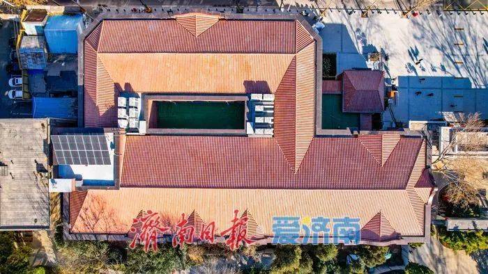 中山公园北门改造后的广场，地面铺设铜条标注商埠发展节点