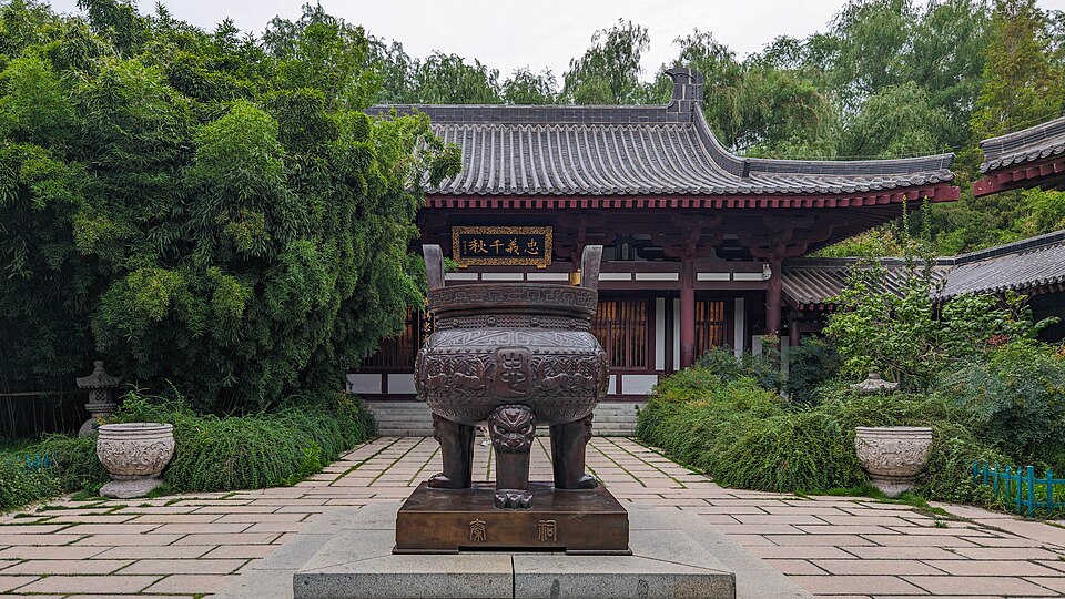 济南五龙潭公园秦琼祠大门，门前影壁有双马浮雕，建筑为唐代风格四合院