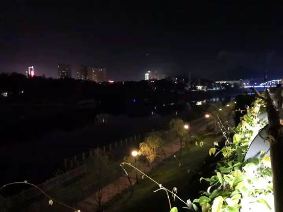 御窑景巷沿江步道夜景,昌江两岸灯光与中渡口改造后的亲水景观