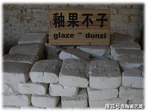长明村山林中的瓷石矿脉露头，青绿色的含矿岩石是景德镇釉果的原料来源