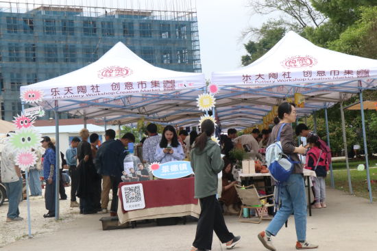雕塑瓷厂大门，粉彩门头和保留原貌的老厂房建筑