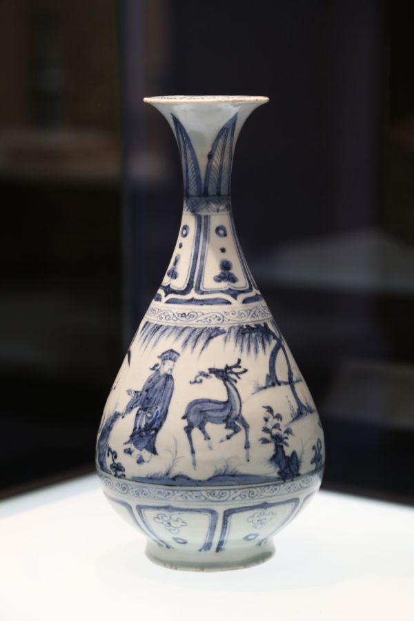 元代青花瓷器，展现了浮梁瓷局时期景德镇的工艺成就和对外贸易特征