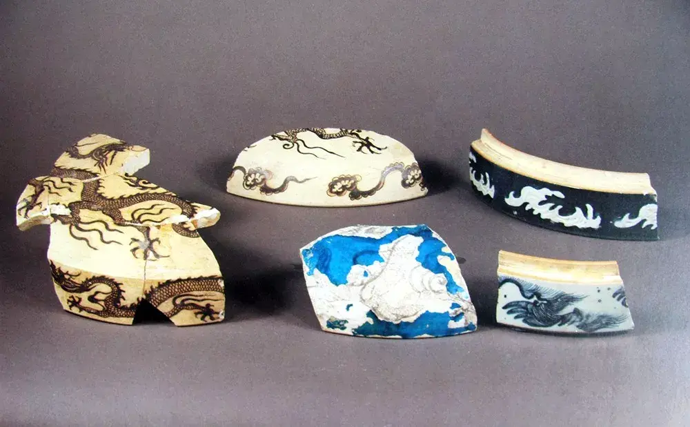 珠山北麓出土的元代青花五爪龙纹残片