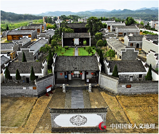 浮梁古城城门楼,红墙灰瓦的高大城门楼比普通县城城门高出约一倍