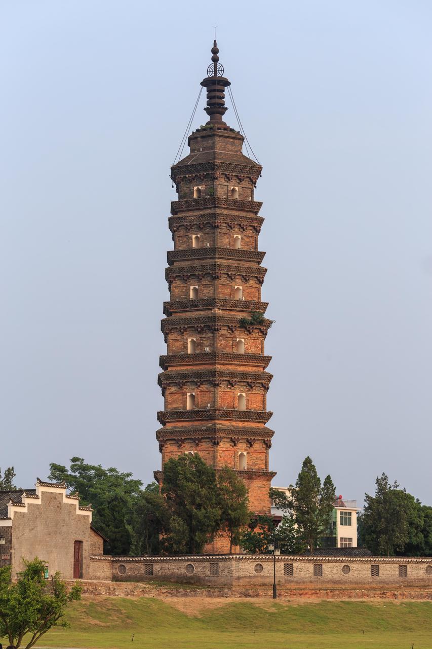 浮梁红塔(大圣宝塔),六面九层楼阁式砖塔,高约40米