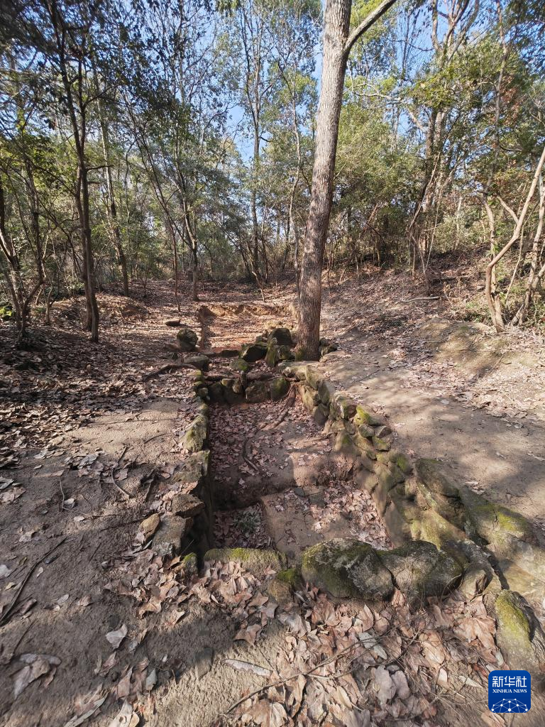 高岭山上的古代淘洗池遗址，长方形石砌水池