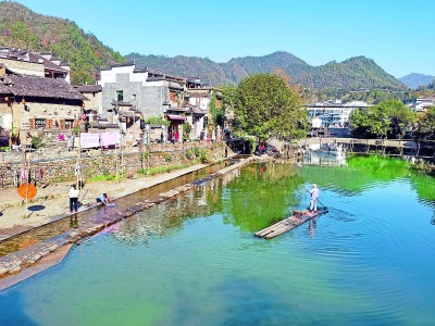 高岭山古矿遗址的矿洞入口和尾砂堆积，白色废弃覆盖山体表面