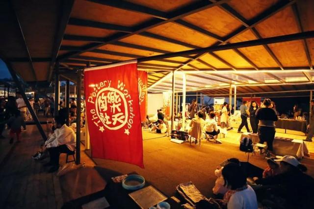 乐天陶社周六创意市集,年轻陶艺家在雕塑瓷厂老厂区设摊销售刚出窑的作品
