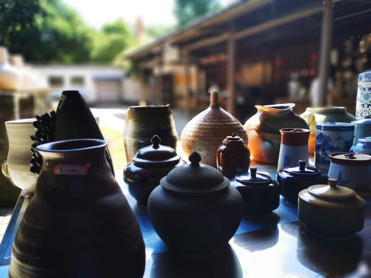 制瓷作坊中的半成品瓷器