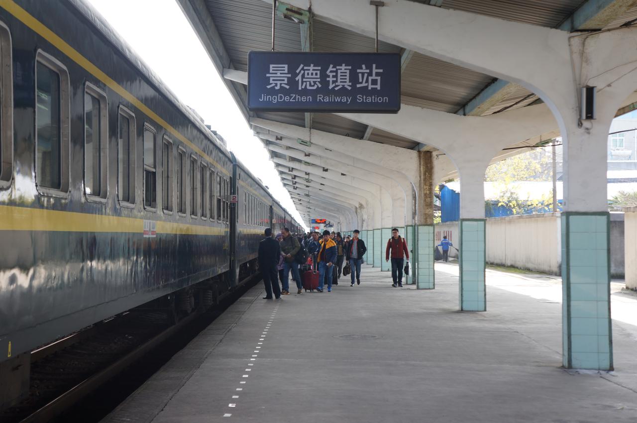 景德镇站一站台,皖赣铁路八十年代开通后至今仍在运营