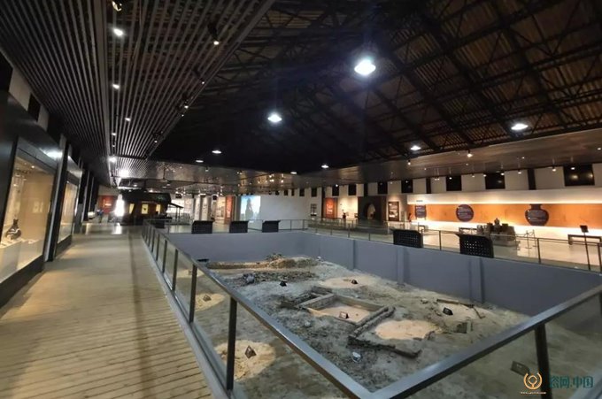 民窑博物馆展厅内陈列的窑具和装烧工艺对比展品，展示了从五代到宋明的工艺演进