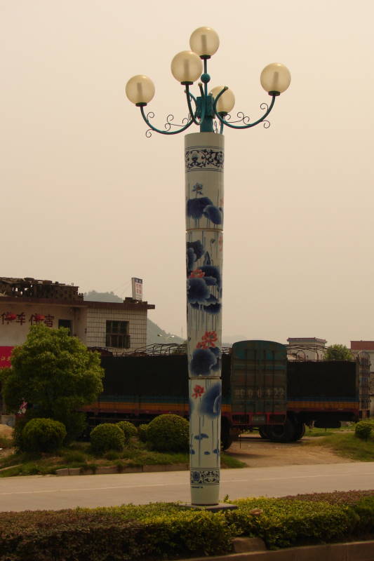 景德镇老城街景，弄堂里晾晒的素坯与当地居民生活空间自然交叠