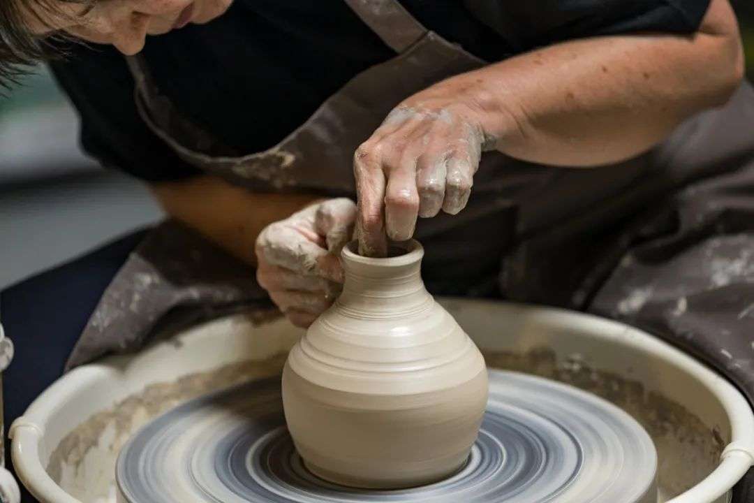 景德镇老城区弄堂里的陶瓷工作室，一楼拉坯机和晾坯架，二楼为生活空间