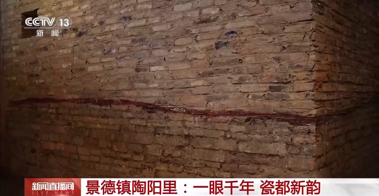 从御窑厂遗址看景德镇老城区，窑砖老宅与红砖厂房、瓷砖贴面建筑形成三层材料叠压
