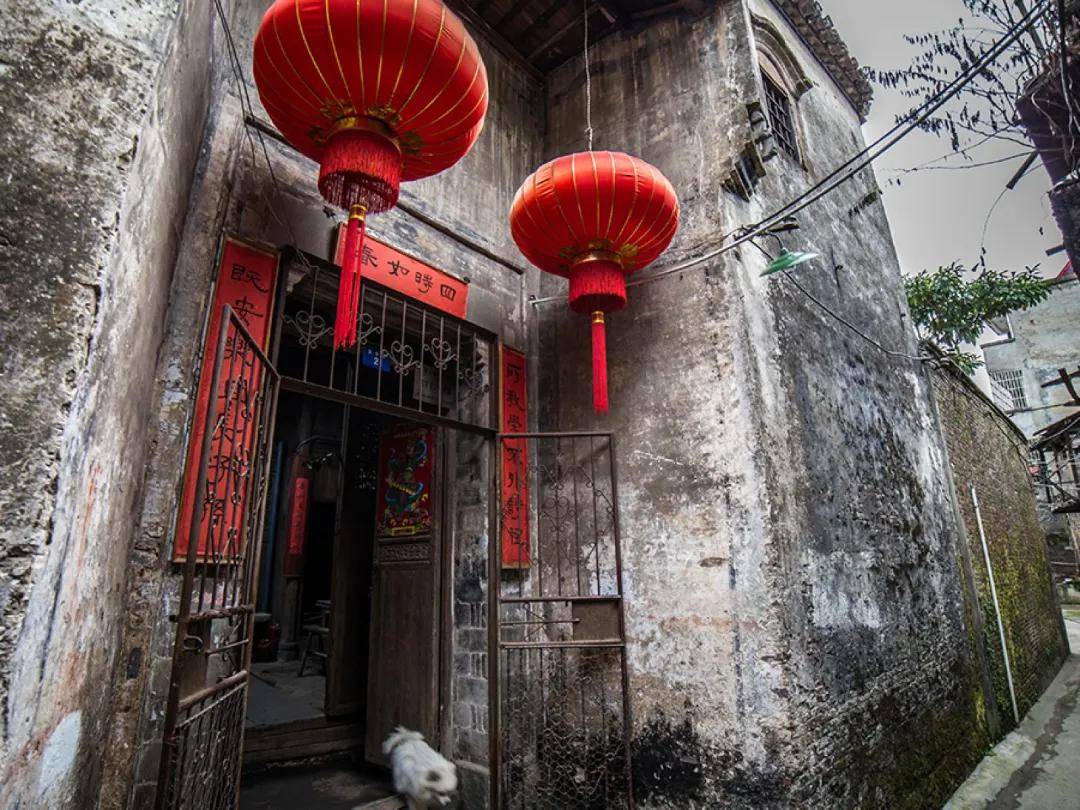 景德镇老里弄入口,挂红灯笼与传统对联的老窑砖门面