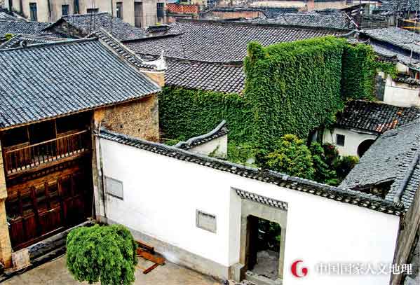 刘家弄古作坊群的窑砖墙体,墙面上嵌着匣钵和碎瓷片