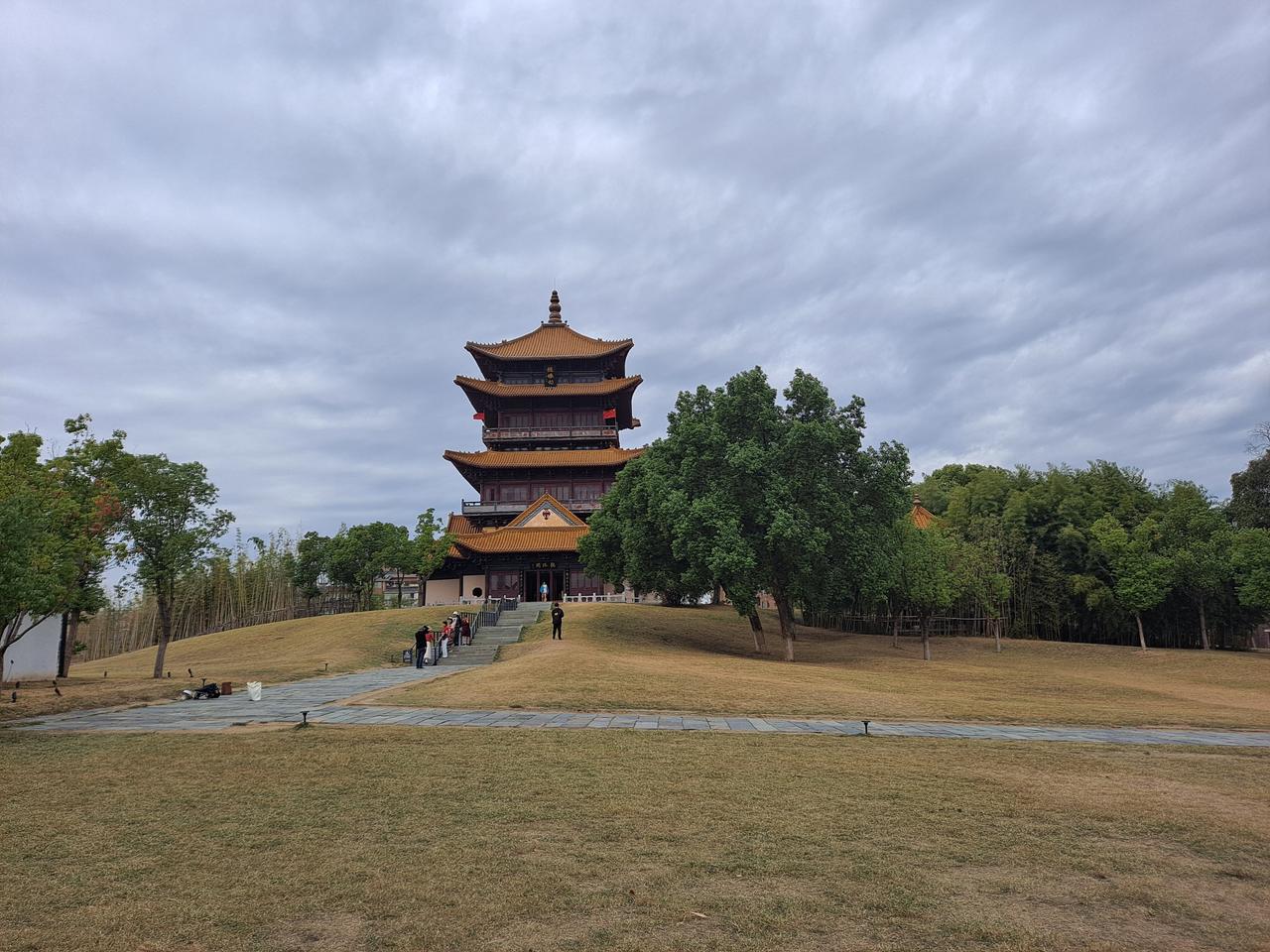 龙珠阁外观,红墙黄瓦的仿明重檐楼阁立在珠山顶上