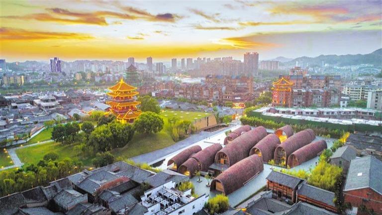 龙珠阁平台俯瞰御窑厂遗址和老城区,可见现代建筑与老里弄交织的肌理
