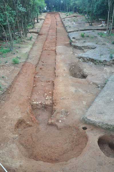 南窑遗址1号龙窑遗迹全景,由东往西拍摄,可见依山而建的斜坡式窑床结构