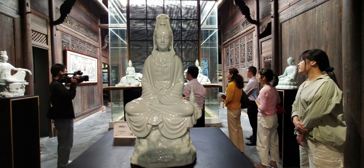 三宝村山谷中的工作室聚落,新旧建筑沿溪流和道路自然散布