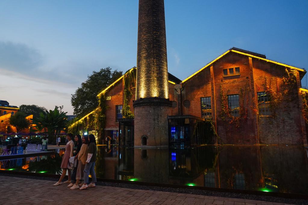 陶溪川文创街区夜景,锯齿形老厂房与亮灯的直播工作室
