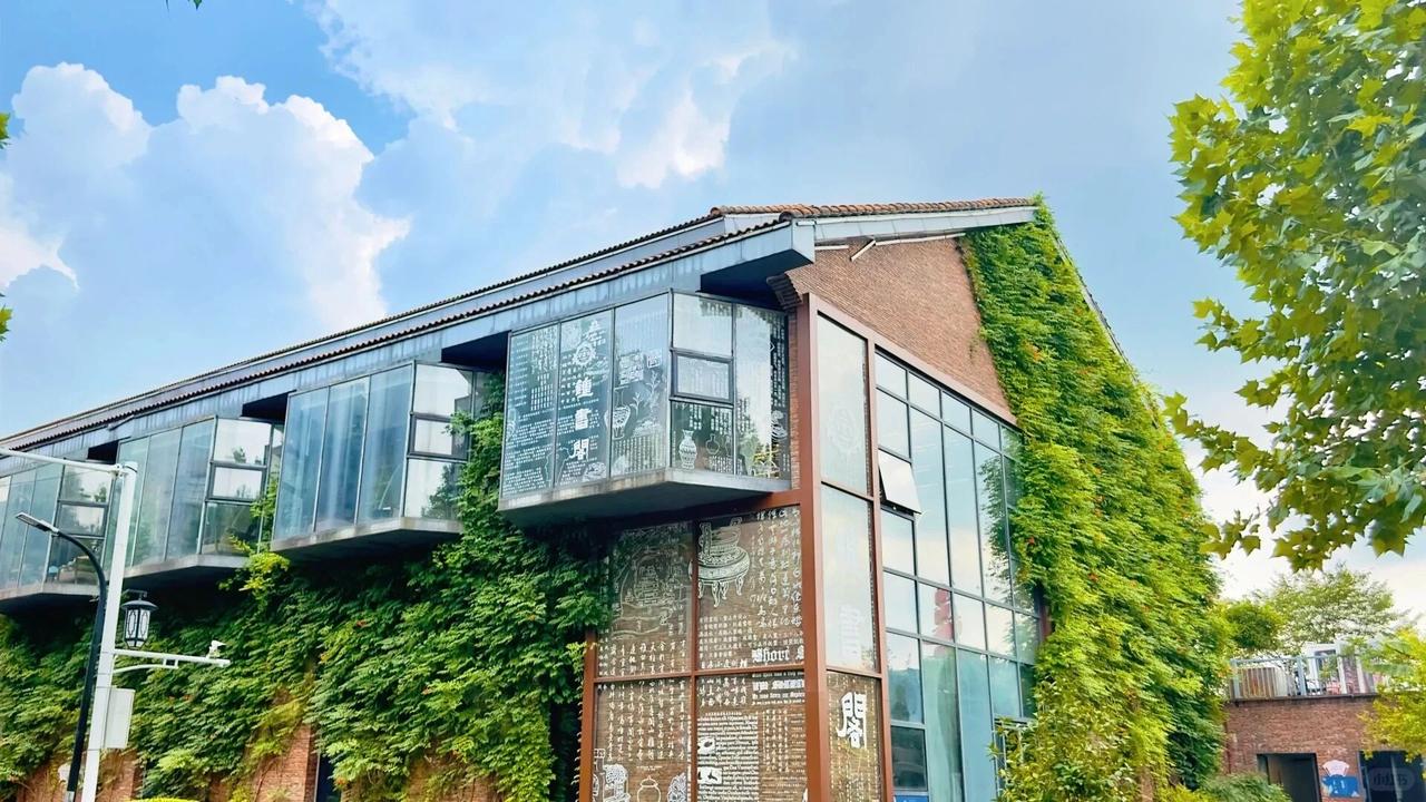 钟书阁御窑景巷店内部，拱形书架模拟传统瓷窑形态