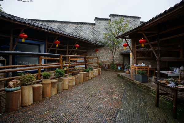 戴家弄老里弄，青石板路和窑砖墙面，景德镇典型的里弄空间