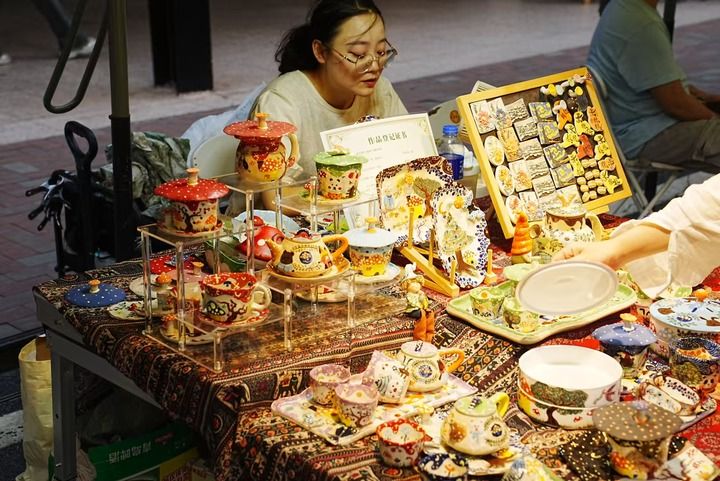 陶溪川创意市集上，年轻摊主展示自己的手作陶瓷作品