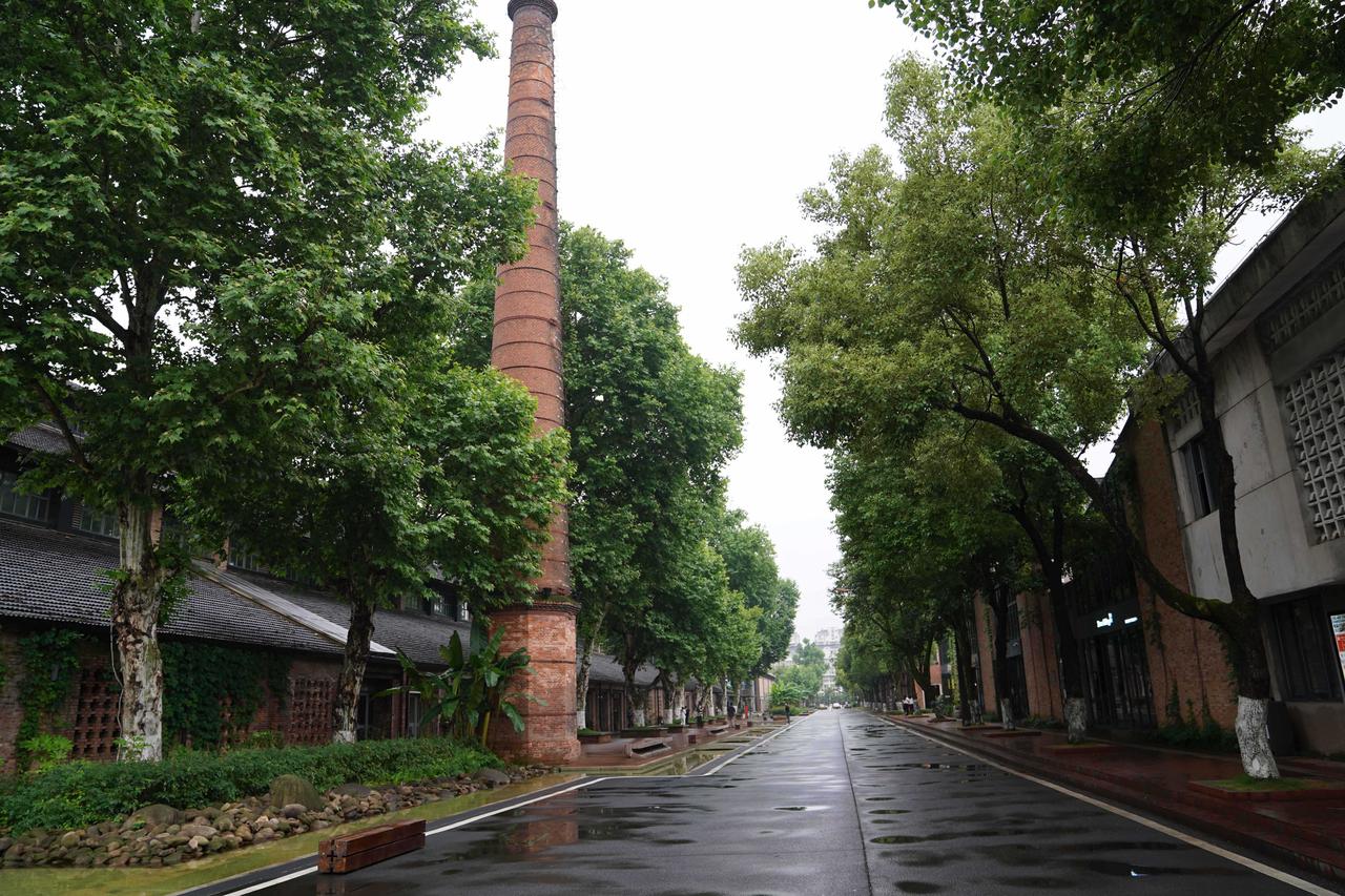 新厂西路沿线的锯齿形厂房，为民瓷厂保留的工业建筑特征