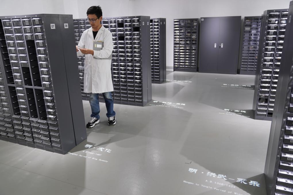 御窑博物院修复研究中心的标本存储区，一排排储存柜中存放着分类编号后的出土瓷片