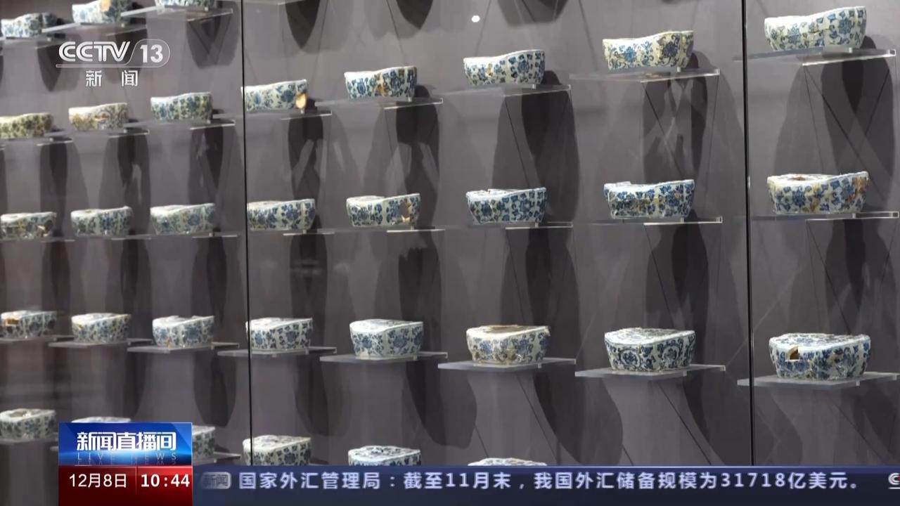 御窑博物院展出的分类碎瓷陈列，按年代和器型排列