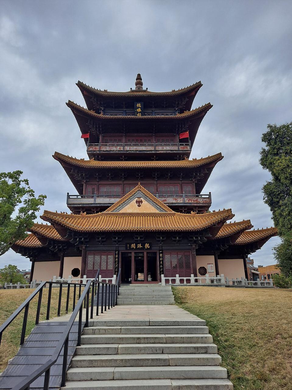 龙珠阁俯瞰景德镇老城区，带形城市沿昌江延伸的轮廓清晰可见