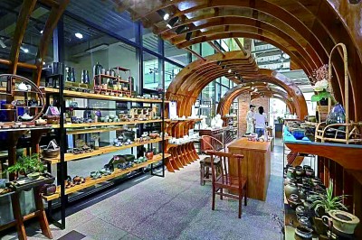 博物馆四层常设展厅内部，展柜按技术演进序列排列