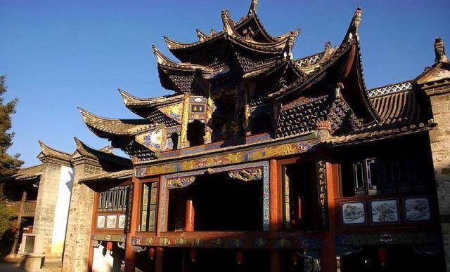 丰城会馆程家上巷入口，可见徽派门楼和青石墙面