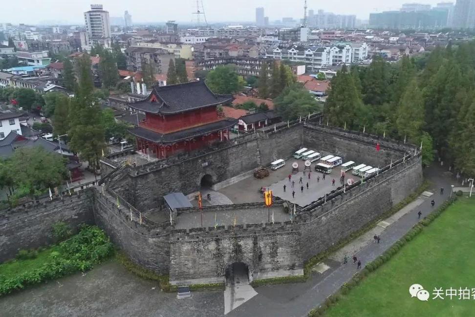 宾阳楼正面全景，摄于荆州东门外广场