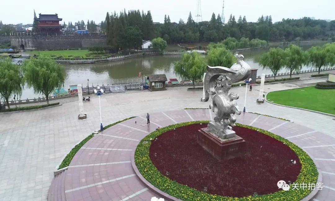 护城河上的画舫游船与宾阳楼，摄于护城河面