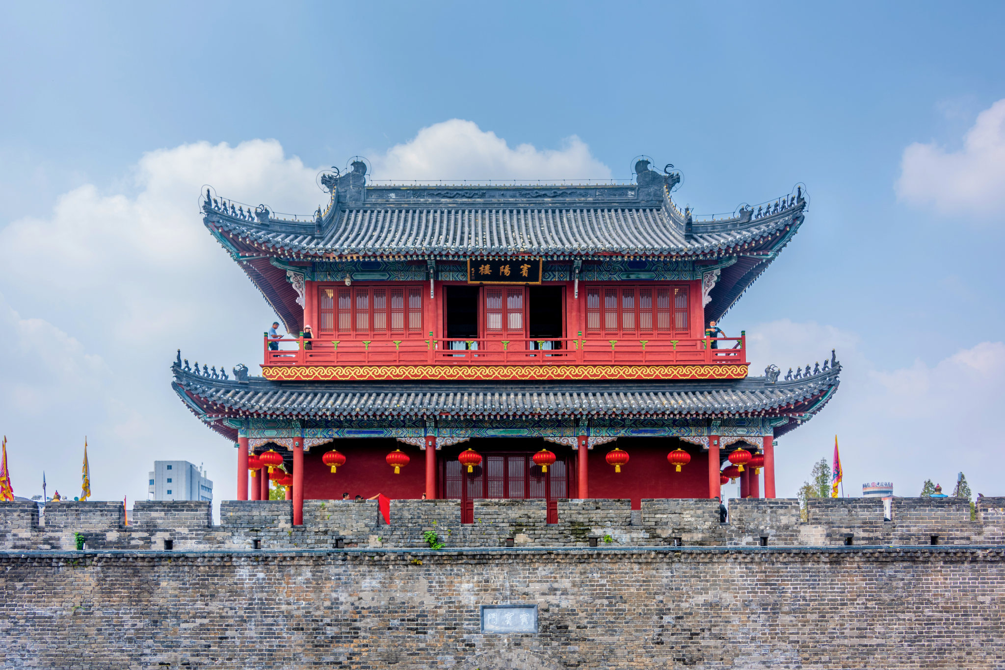 宾阳楼近景，城楼上的匾额和木结构细节
