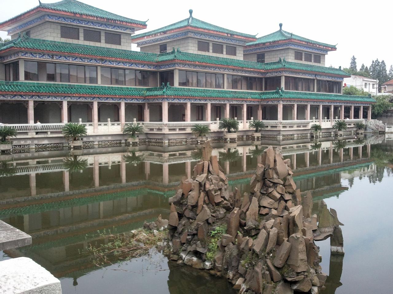 凤凰山168号汉墓展区入口,荆州博物馆内