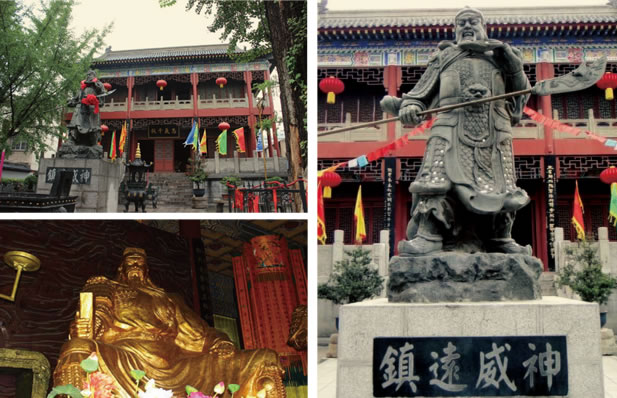 关帝庙大门，门外伫立关羽持刀戎装塑像