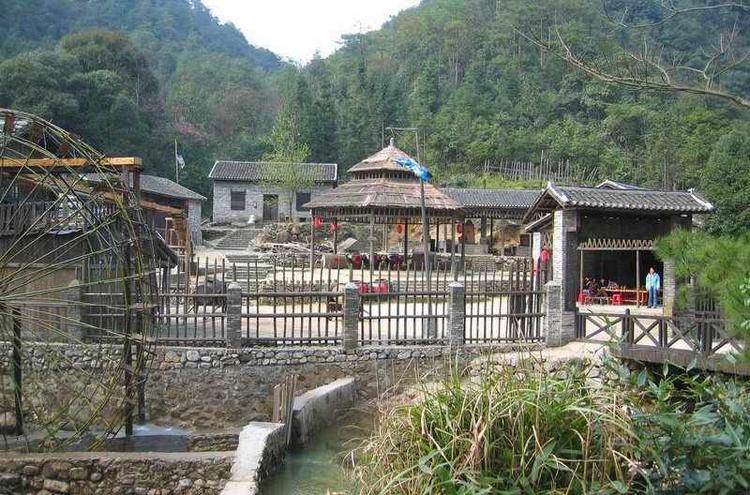 八岭山冯家冢封土近景