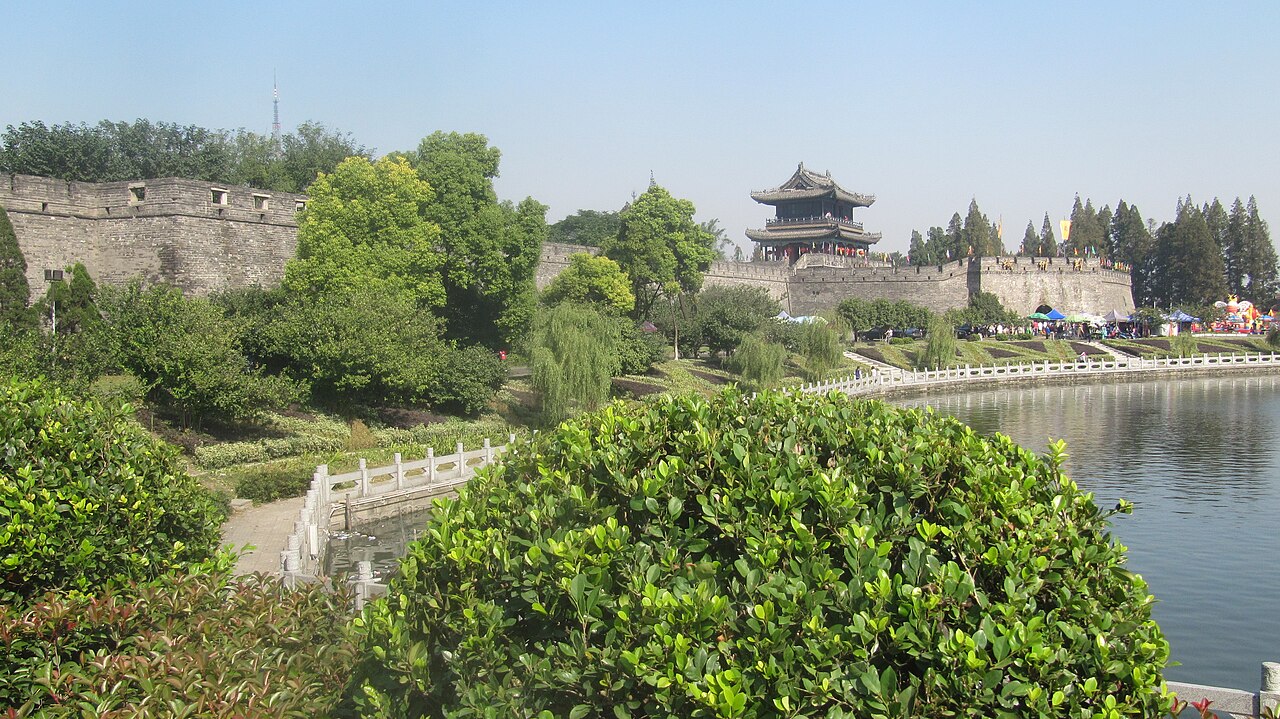 公安门所在的荆州东城墙段，城外护城河水面宽阔