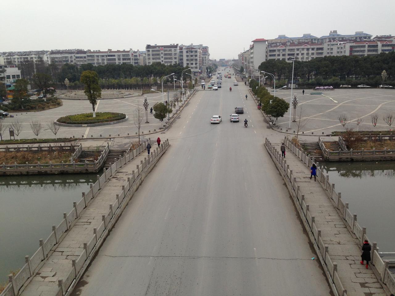 荆州古城护城河，宽达数十米的水面