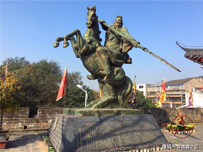 关羽祠广场上的花岗岩关公立像
